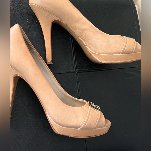 Ladies leather Coach 4 inch beige peep toe pumps w gold logo buckle - Picture 8 of 12